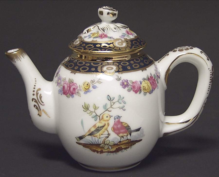 Victoria and Albert Museum Tea Pot Tournay - No Box by Franklin Mint-1
