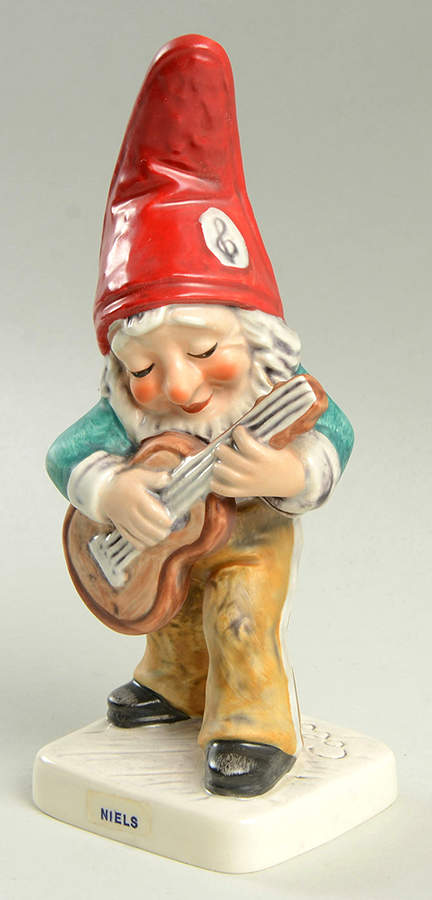 Co Boys Niels The Strummer - No Box by Goebel-1