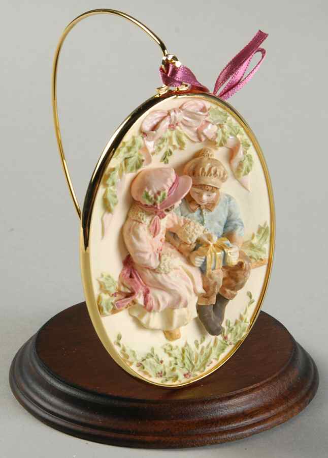 1993 Hallmark Christmas Ornaments Sharing Christmas - Boxed by Hallmark Gold Crown-1
