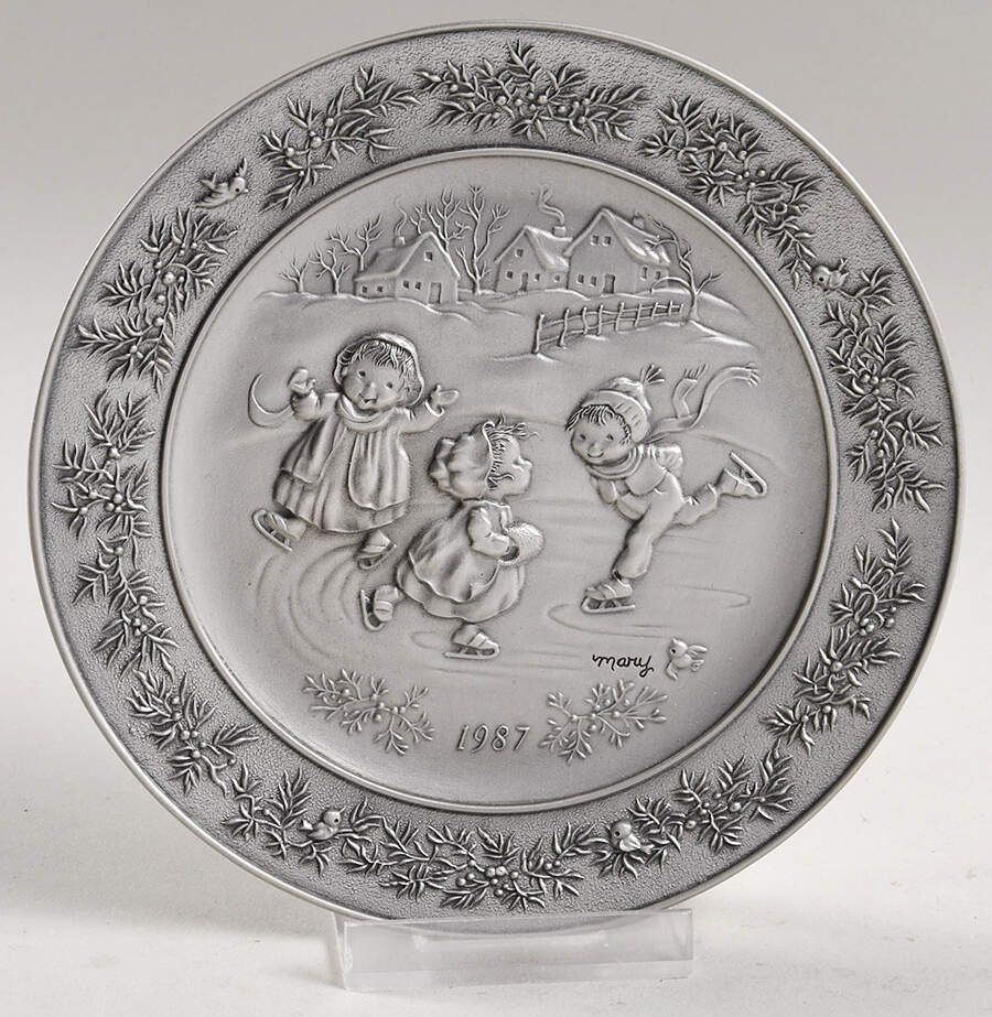 Little Gallery Christmas Plate At Christmas, Love Shines - Boxed by Hallmark Gold Crown-1