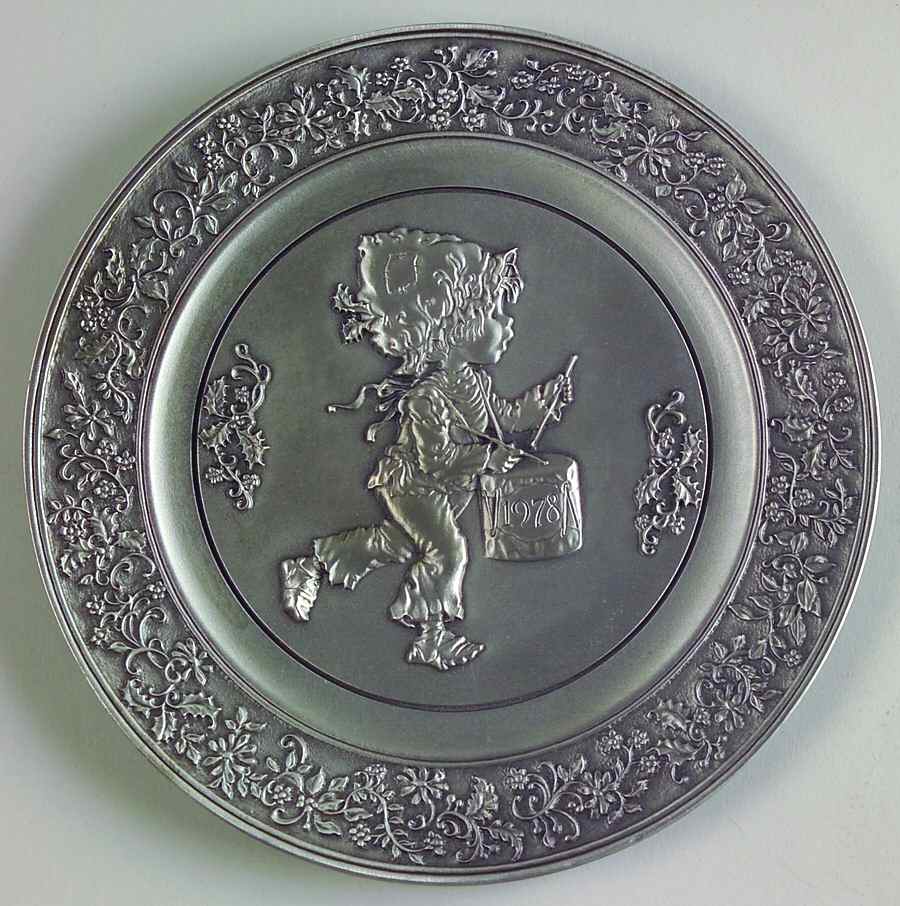 Little Gallery Christmas Plate Legend Of Little Drummer Boy - No Box by Hallmark Gold Crown-1