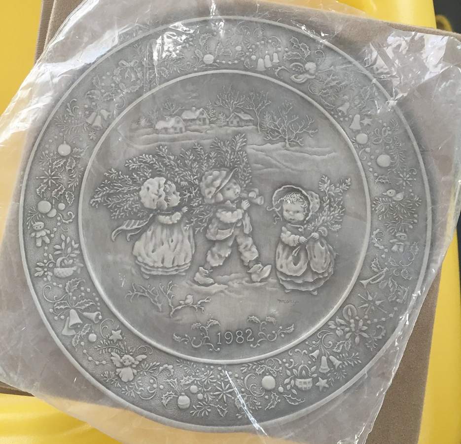 Little Gallery Christmas Plate Bringing Home The Tree - Boxed by Hallmark Gold Crown-1