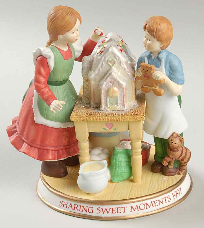 Holly Hobbie Christmas Figurine Sharing Sweet Moments - With Box Bx1997 by Holly Hobbie-1