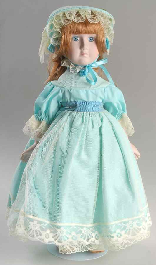Grandma's Attic Alice - With Box by Hibel-1