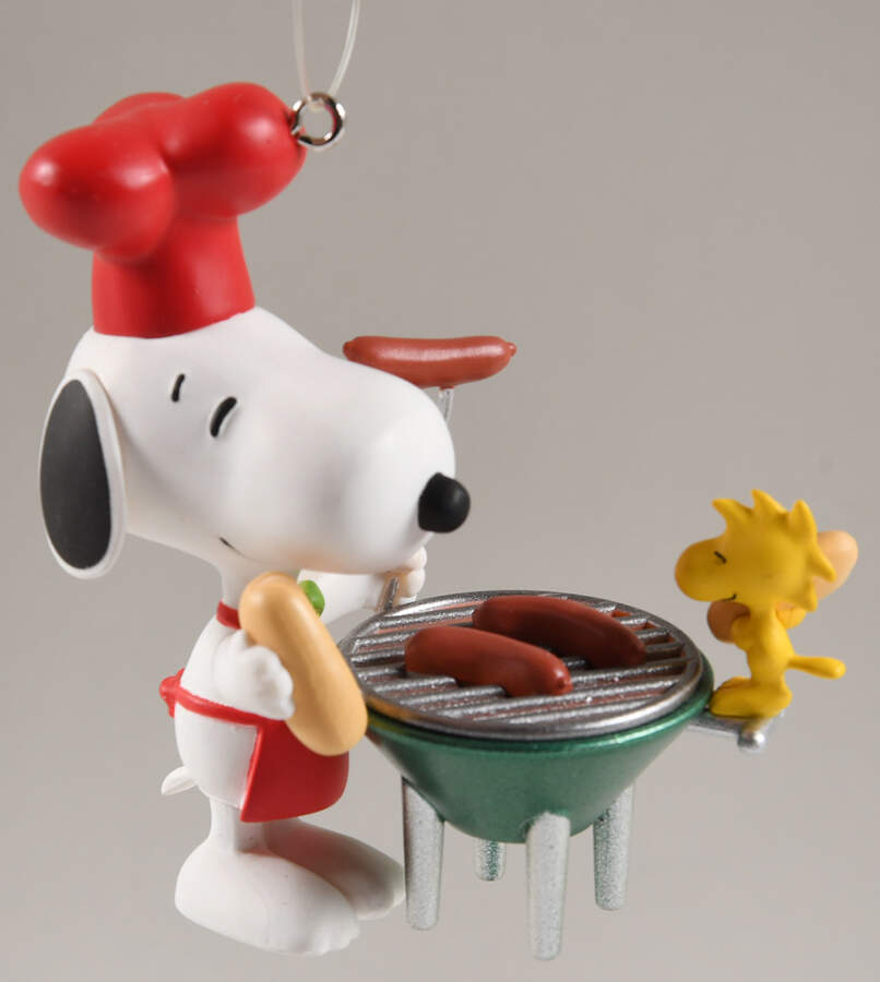 Spotlight on Snoopy 2011-Grill Master Snoopy - No Box by Hallmark Gold Crown-1