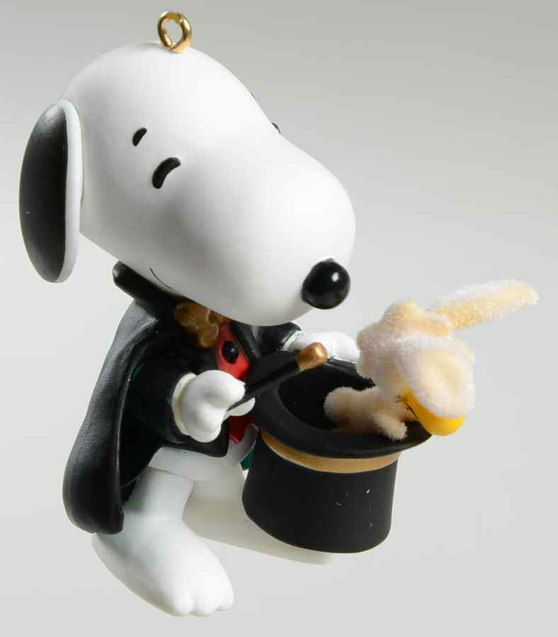 Spotlight on Snoopy 2005-The Magnificent - Boxed by Hallmark Gold Crown-1