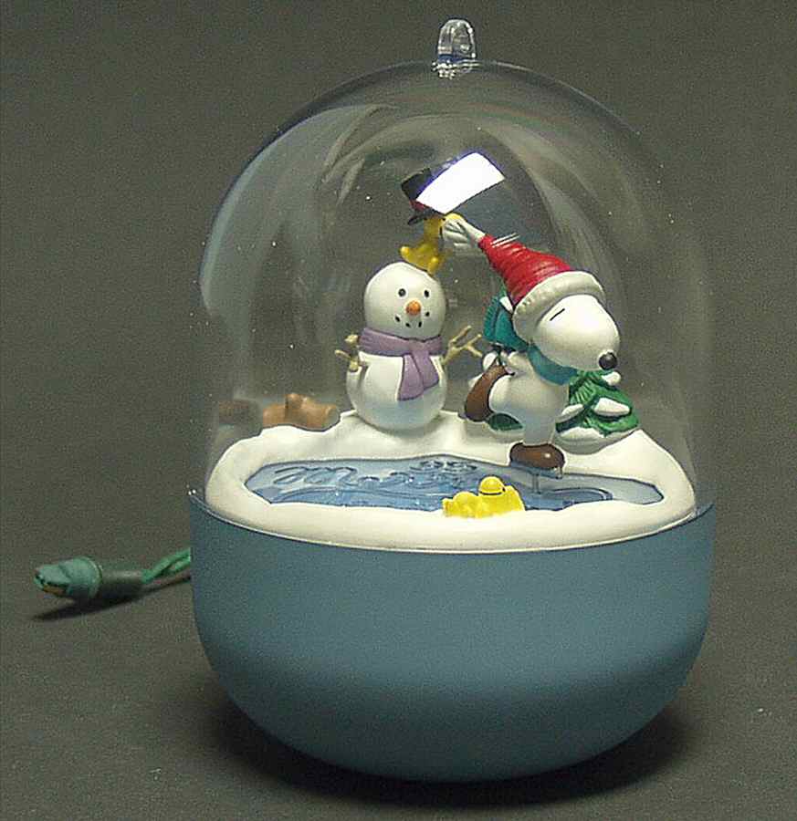 Peanuts Lighted Series #5-1995 Ice Skating - No Box by Hallmark Gold Crown-1