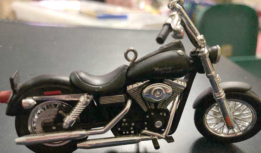 Harley Davidson-Motorcycle Milestones 2007 #9 - 2006 Fxdbi Dyna Street Bob  - Boxed by Hallmark Gold Crown-1