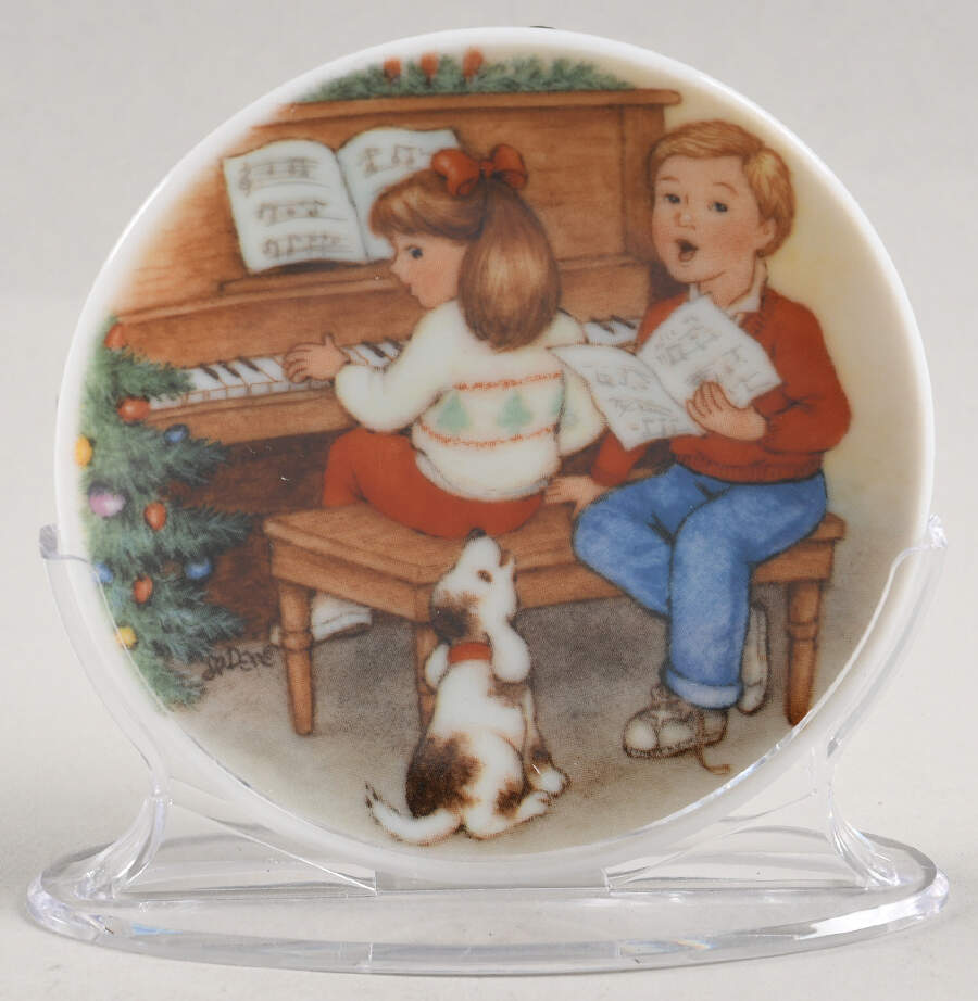 Collector's Plate Sweet Holiday Harmony-1992 - Boxed by Hallmark Gold Crown-1