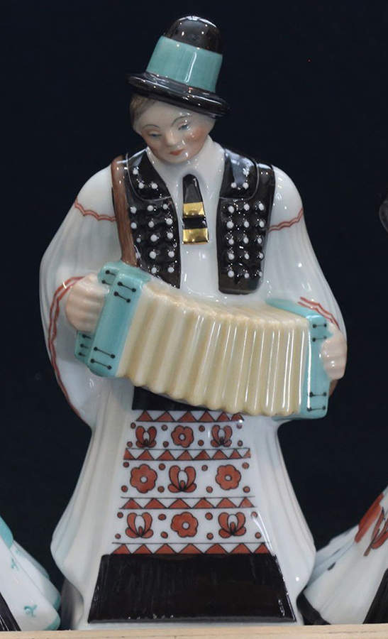Wedding Party Accordian Player - No Box by Herend-1