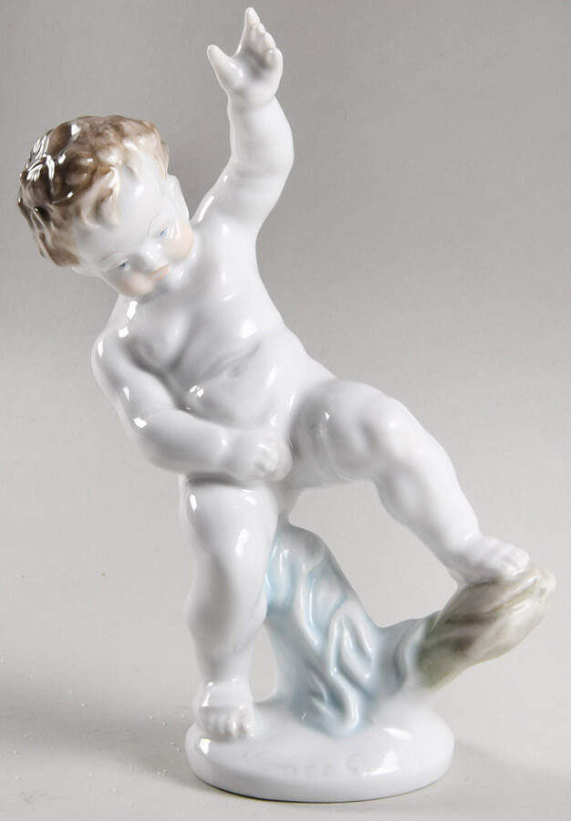 Children Putto Peeing - No Box by Herend-1