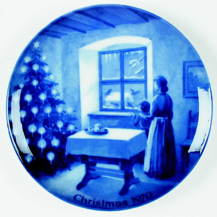 Kaiser Christmas Plate Waiting For Santa Claus - With Box by Kaiser-1