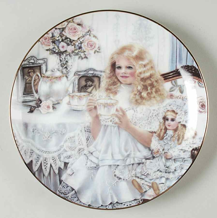 Heirlooms & Lace Victoria - Boxed by Edwin Knowles-1