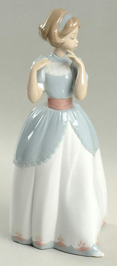 Young Women A Proper Pose - No Box by Lladro-1
