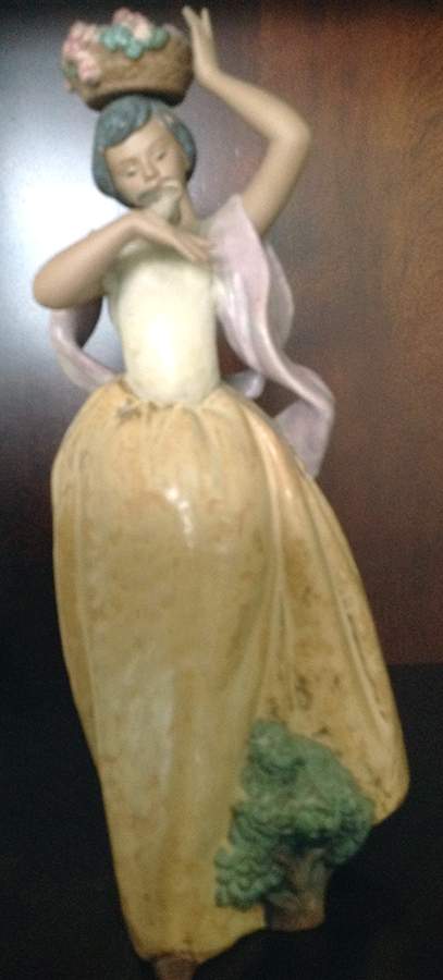 Spanish Traditions A Bird In Hand - No Box by Lladro-1