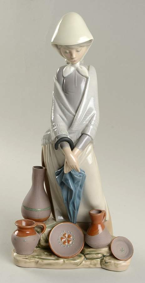 Professionals Ceramic Seller Woman - No Box by Lladro-1