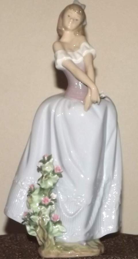 Romance (Singles) Lady In Love - No Box by Lladro-1