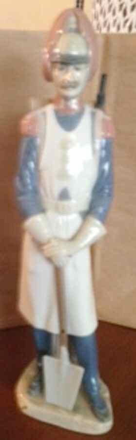 Professionals Soldier - Boxed by Lladro-1
