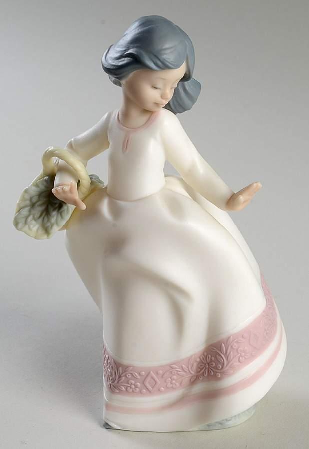 Golden Memories Gathering A Bouquet - No Box by Lladro-1