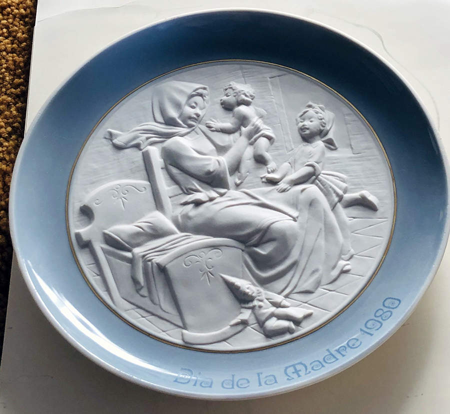 Mothers Day Plate-Annual Mother's Day Plate-L7023 - Boxed by Lladro-1