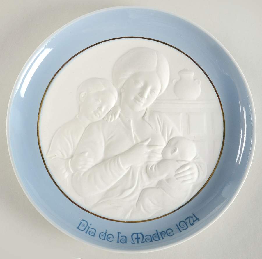 Mothers Day Plate-Annual Nursing Mother-L7011 - Boxed by Lladro-1