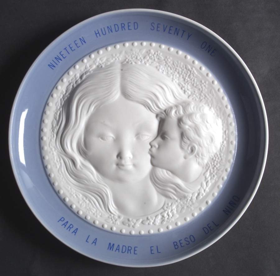 Mothers Day Plate-Annual Kiss Of The Child-L7025 - No Box by Lladro-1