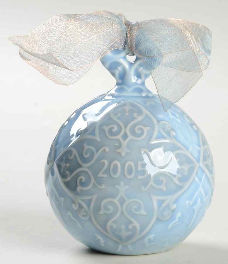 Lladro Christmas Ornament-Figural Cantata Ball-2005 - No Box by Lladro-1