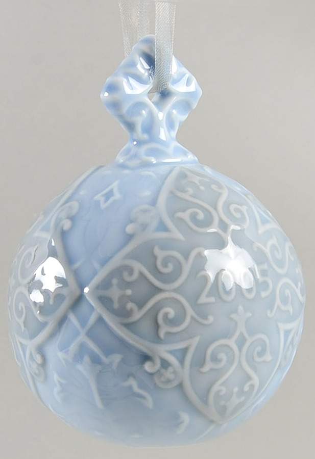 Annual Ball Ornament 2005-Cantata L8184 Gloss - No Box by Lladro-1
