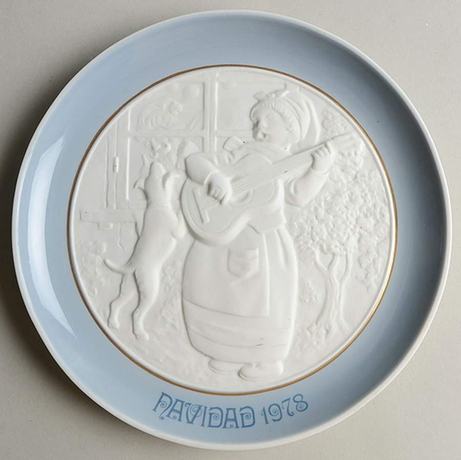 Annual Christmas Plate Christmas Caroling Child - Boxed by Lladro-1