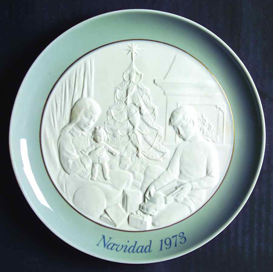 Annual Christmas Plate Boy And Girl At Christmas - No Box by Lladro-1