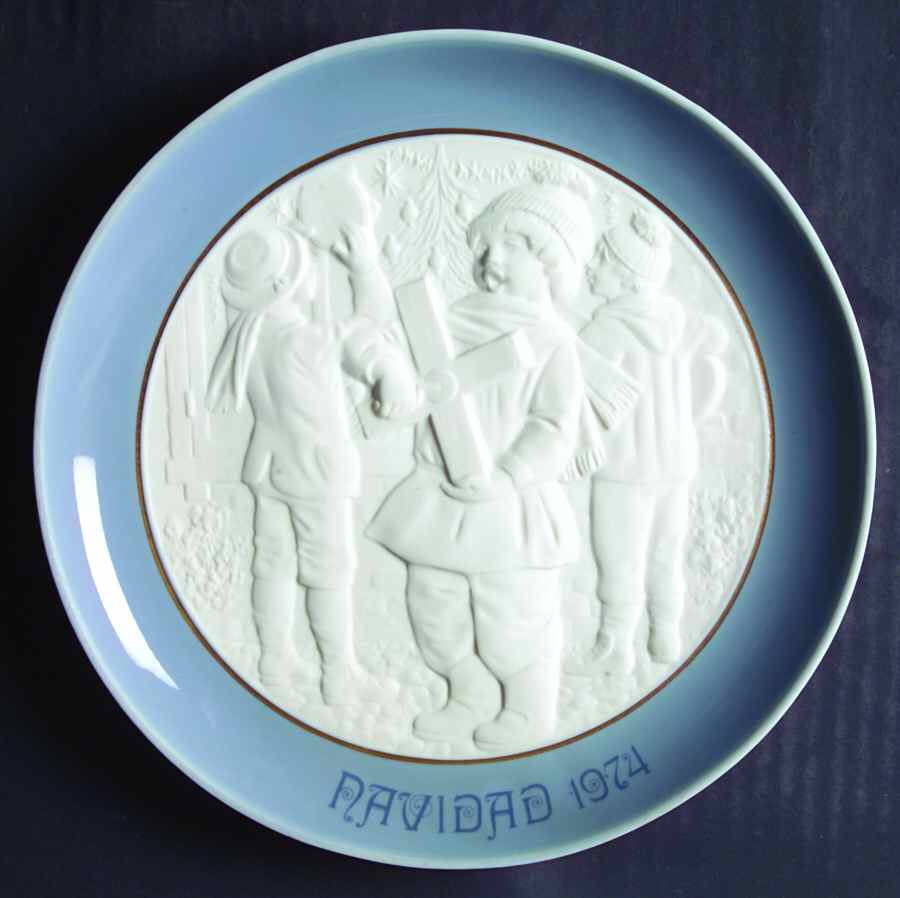 Annual Christmas Plate Christmas Carolers - Boxed by Lladro-1