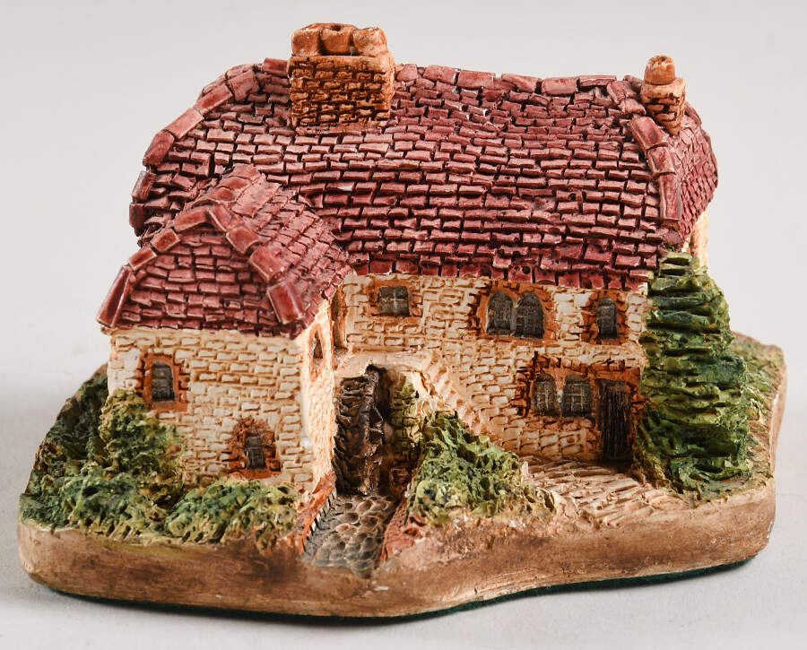 English Cottages Sussex Mill-Ver 1 (28 Windows) - With Box Bx383 by Lilliput Lane-1