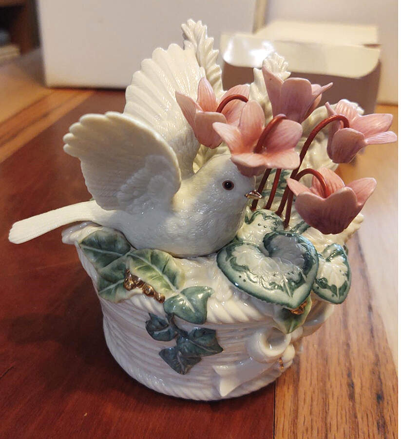 Garden Bird Music Box Collection Chickadee's Carol-Deck The Halls - Boxed by Lenox-1