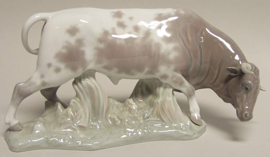Animals-Domestic Bull-Head Down - With Box by Lladro-1