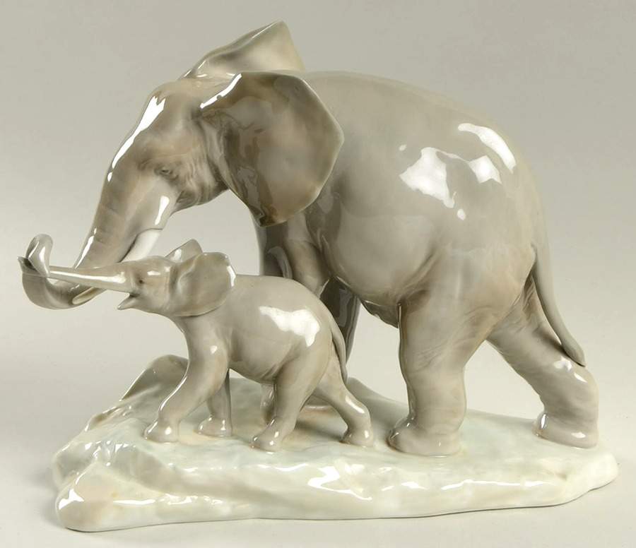 Animals-Wild Maternal Elephant - No Box by Lladro-1