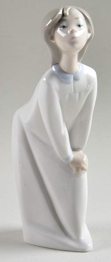 Children in Nightshirts Girl Kissing (Blowing)-White Dots - No Box by Lladro-1