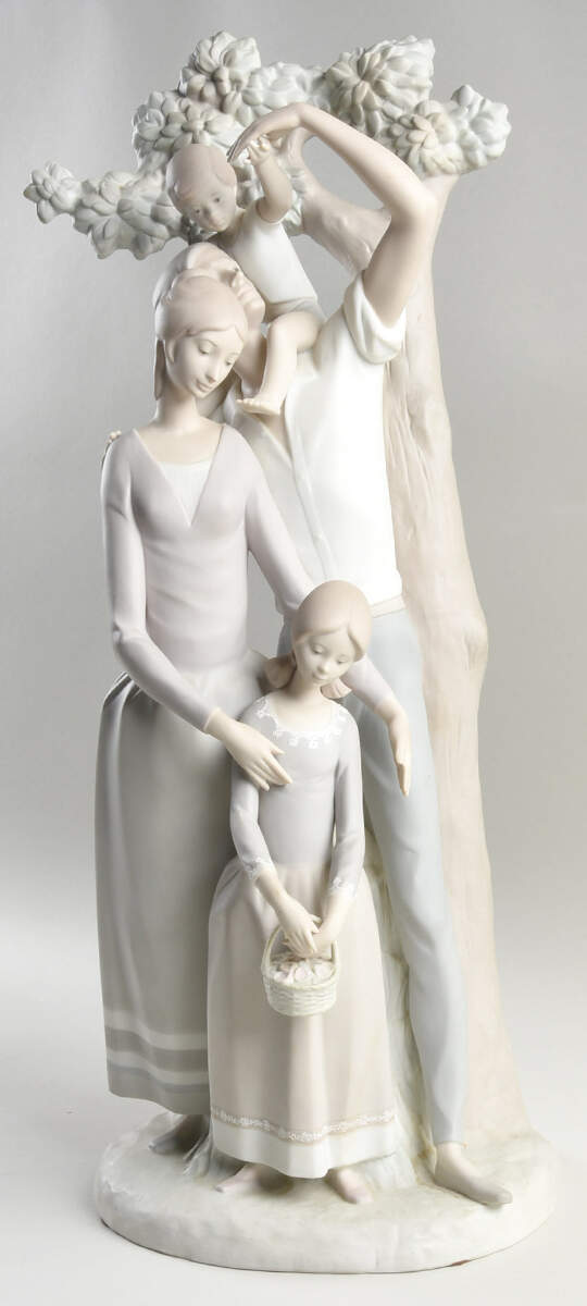 Families The Family - No Box by Lladro-1
