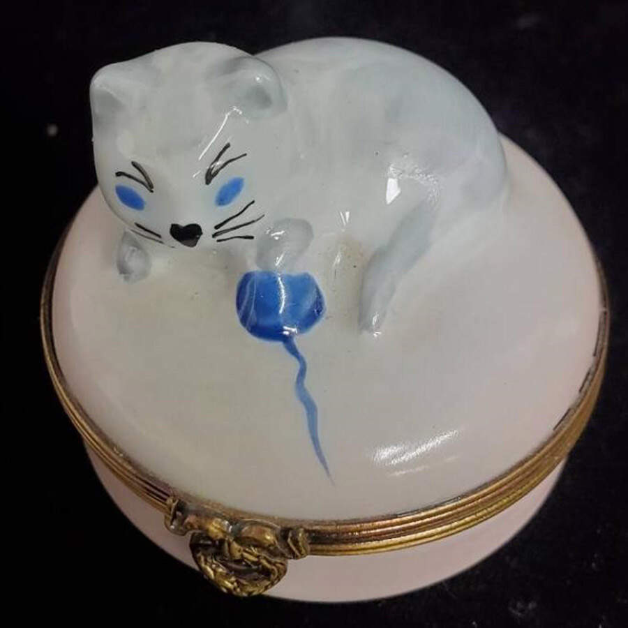 Limoges Boxes White Cat With Ball Of String - No Box by Limoges Castel-1