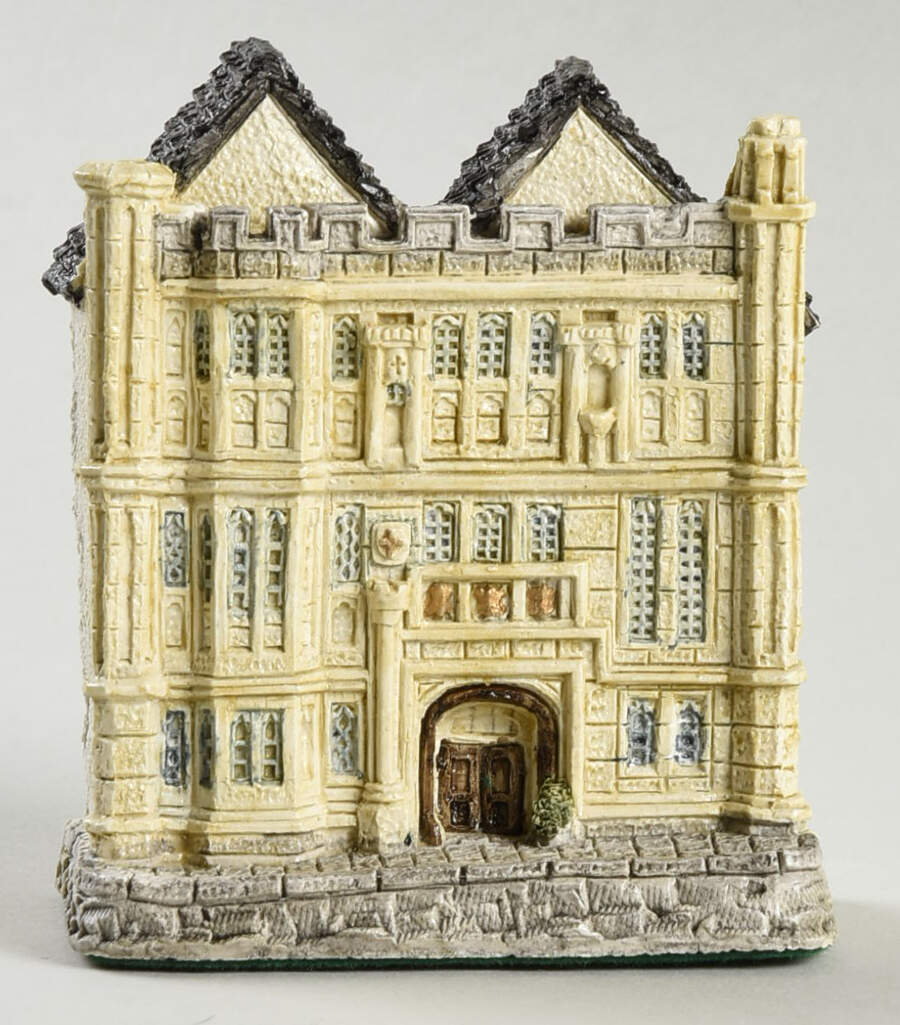 Great British Pubs-Yard of Pubs George & Pilgrims - Boxed by Malcolm Cooper-1
