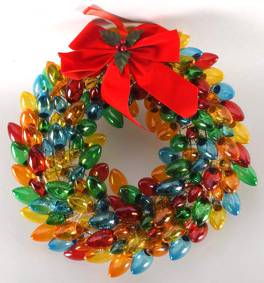 Nostalgic Giftware C9 Bulb Wreath-Lighted - With Box by Mr Christmas-1