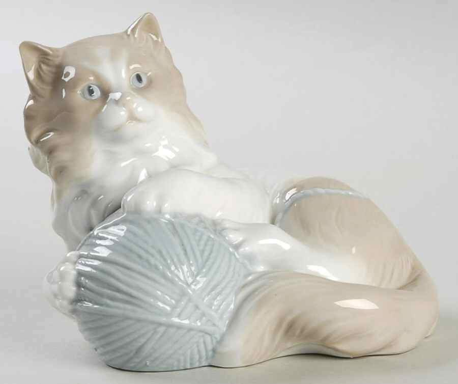 Cats and Dogs Kitten With Yarn Ball - No Box by Nao-1