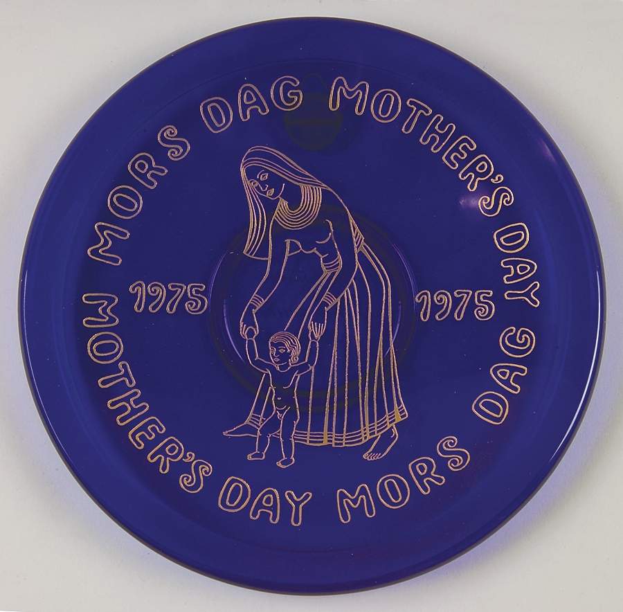 Mothers Day Plate Mother & Child - No Box by Orrefors-1