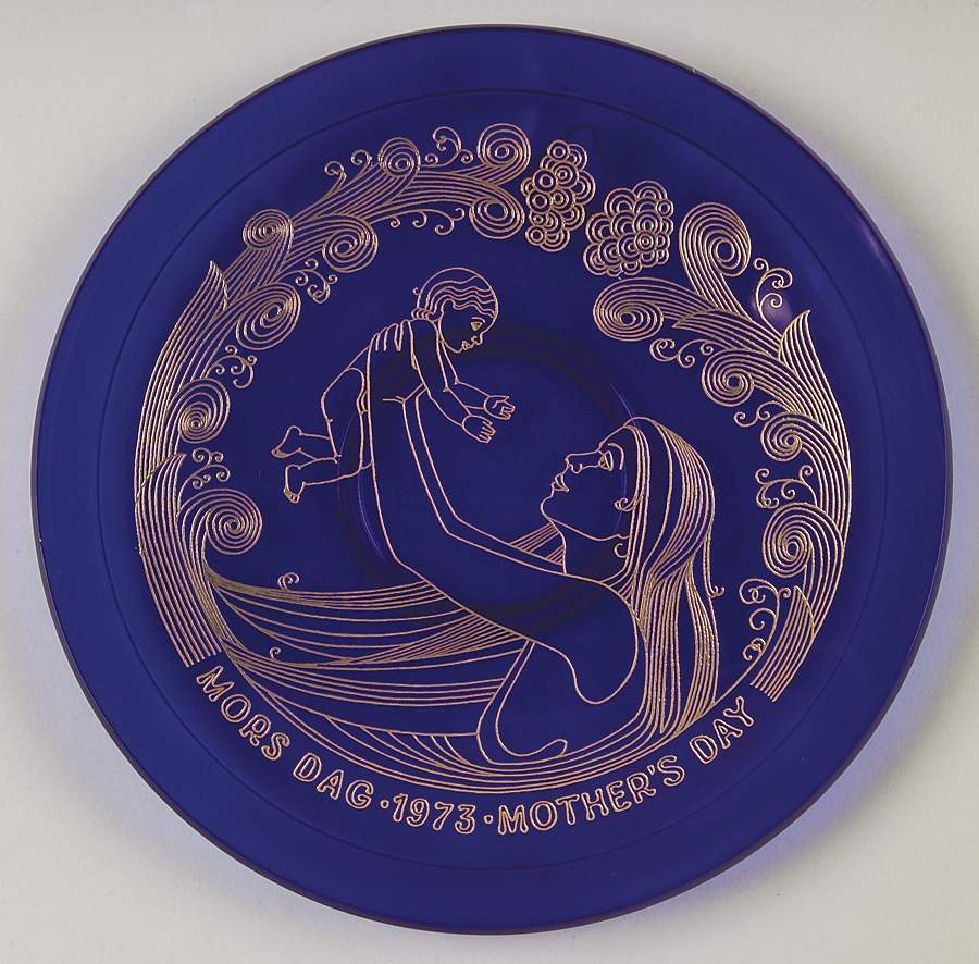 Mothers Day Plate Mother & Child - No Box by Orrefors-1