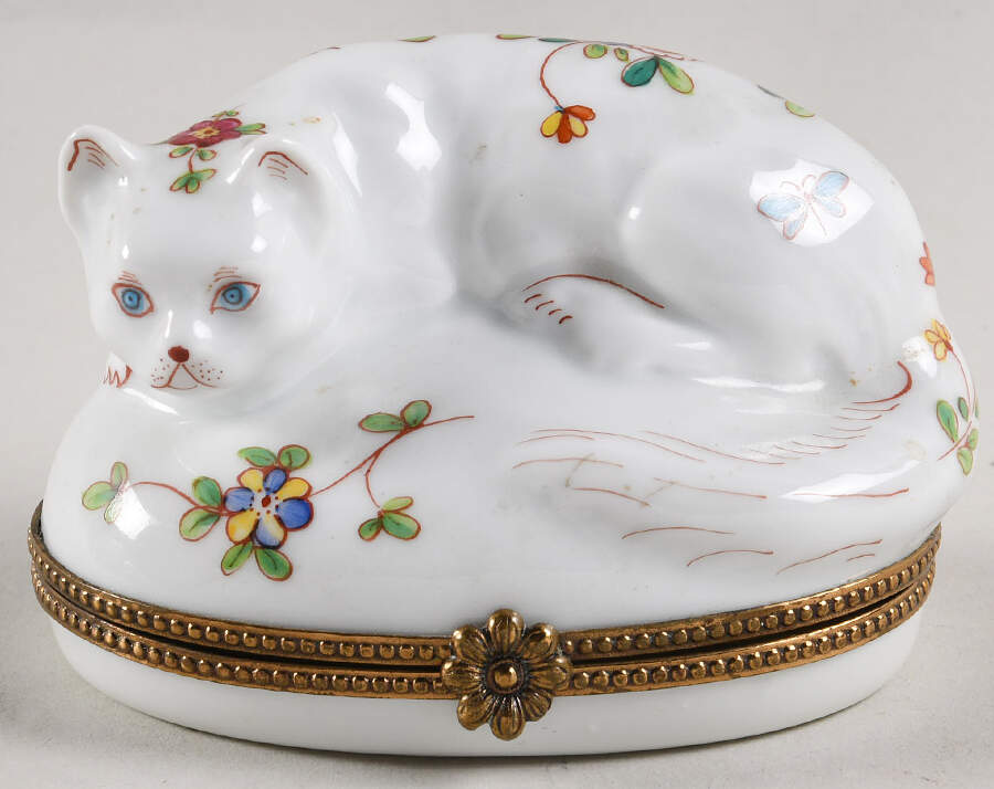 PEINT MAIN LIMOGES BOX Cat Curled On Cushion-Floral - Nb825, No Box by Peint Main-1