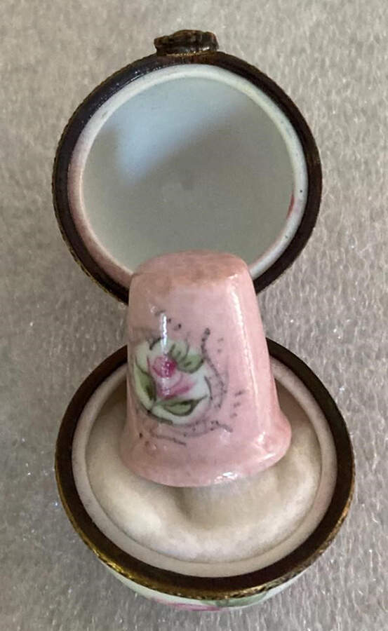 PEINT MAIN LIMOGES BOX Egg With Thimble - Nb843, No Box by Peint Main-1