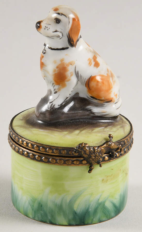 PEINT MAIN LIMOGES BOX Dog Sitting Down - Nb844, No Box by Peint Main-1