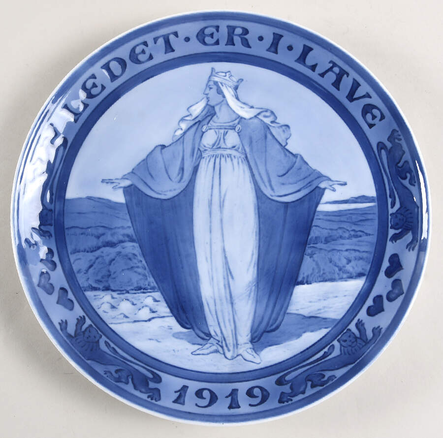 Single Release Commemorative Plates Thyra Danebod Queen Of Denmark - No Box by Royal Copenhagen-1