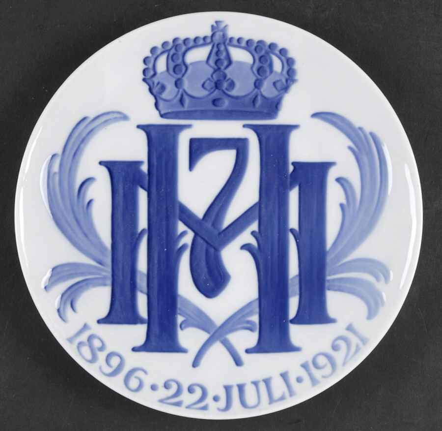Single Release Commemorative Plates King Haakon Vii & Maud Silver Wedding - No Box by Royal Copenhagen-1