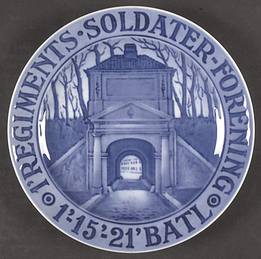 Single Release Commemorative Plates Norway Gate Into The Citadel Of Copenhag - No Box by Royal Copenhagen-1