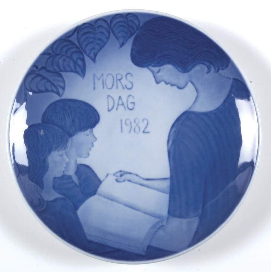 Mothers Day Plate Children's Hour - Boxed by Royal Copenhagen-1